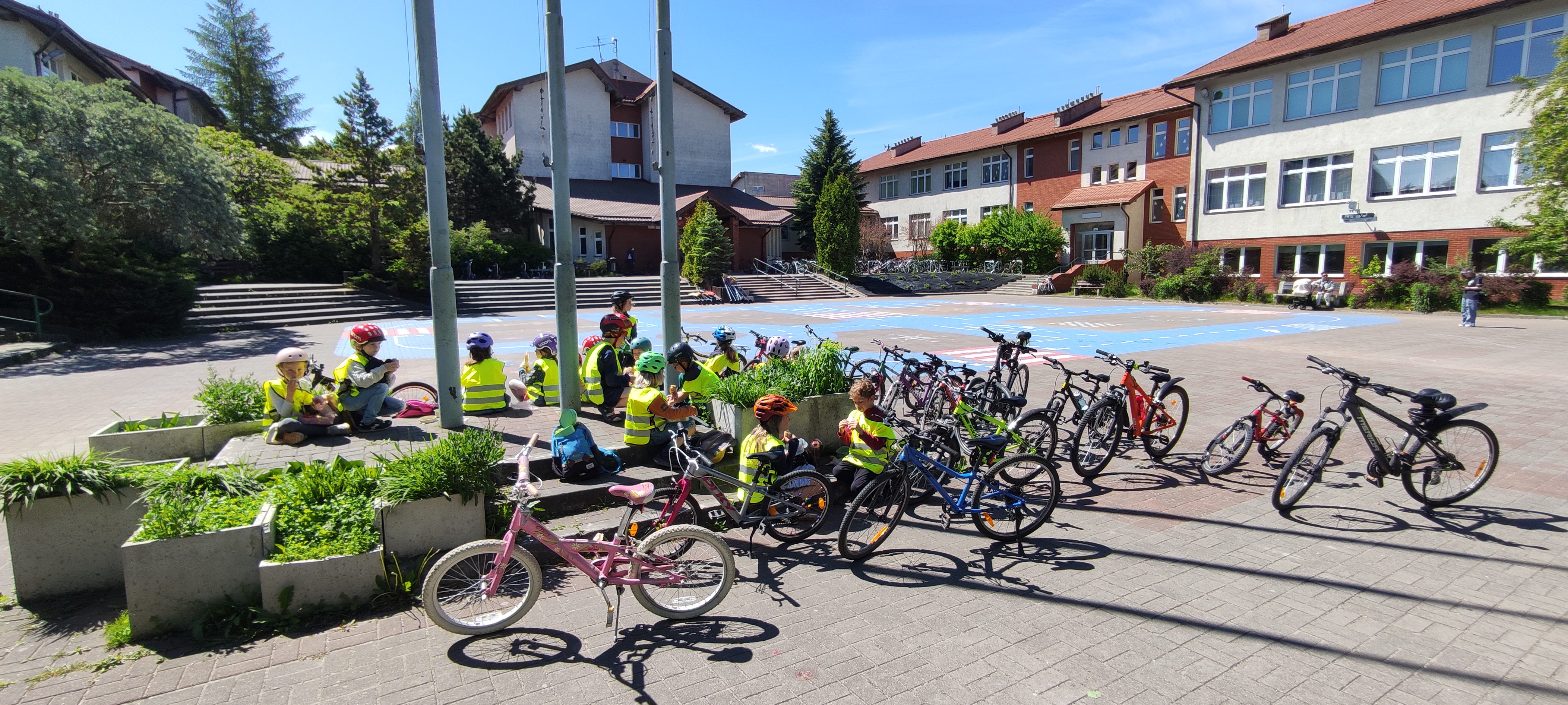 Dzieci podczas warsztatów z bezpieczeństwa ruchu drogowego na rowerach w miasteczku rowerowym w Gdyni.